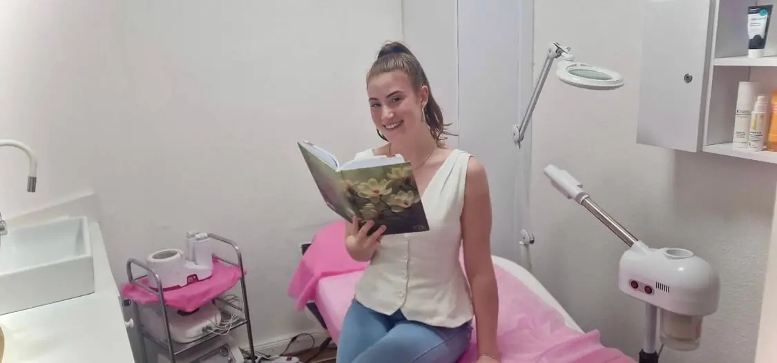 Hosszú, sötétbarna haj magas lófarokba kötve egy kezelőhelyiségben