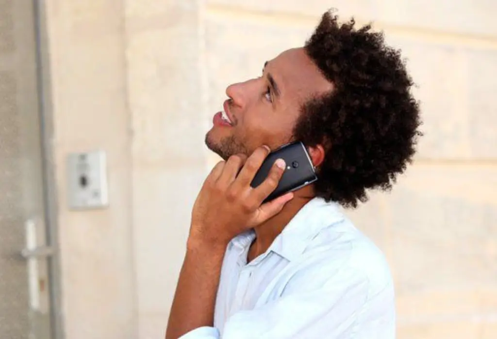 Telefonon időpontot egyeztető férfi